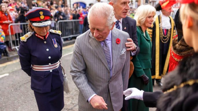 Detienen a un hombre por arrojar huevos al rey Carlos III (Video)