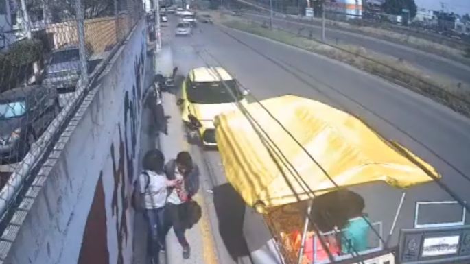 Automovilista embiste puestos ambulantes en Ecatepec; muere un niño de 7 años (Video)