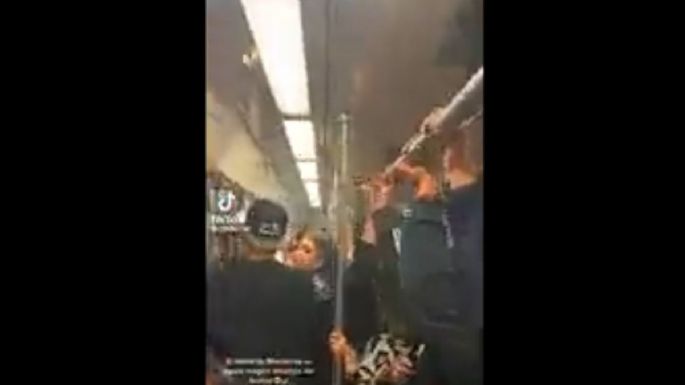 “¡Que lo role!”, gritan a pasajero que fuma presunta mariguana en un vagón del metro de Monterrey