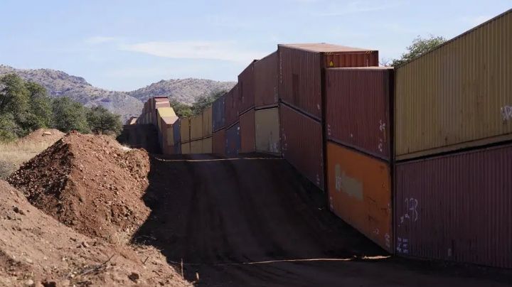 Gobernador de Arizona "blinda" con cientos de contenedores frontera con México
