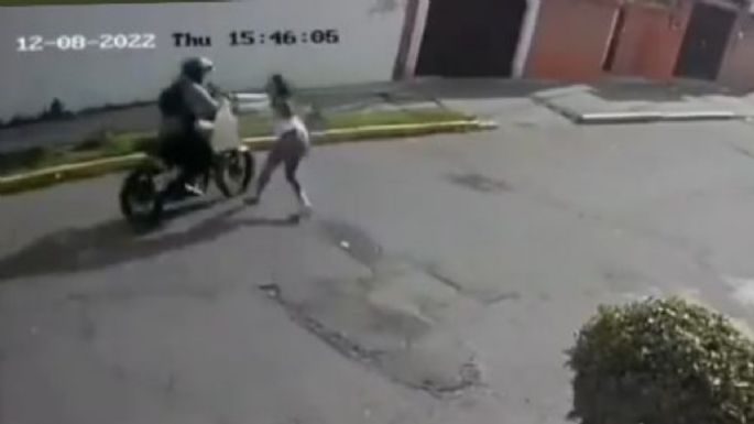 Mujer asaltada intercepta a ladrón y lo taclea con todo y motocicleta (Video)