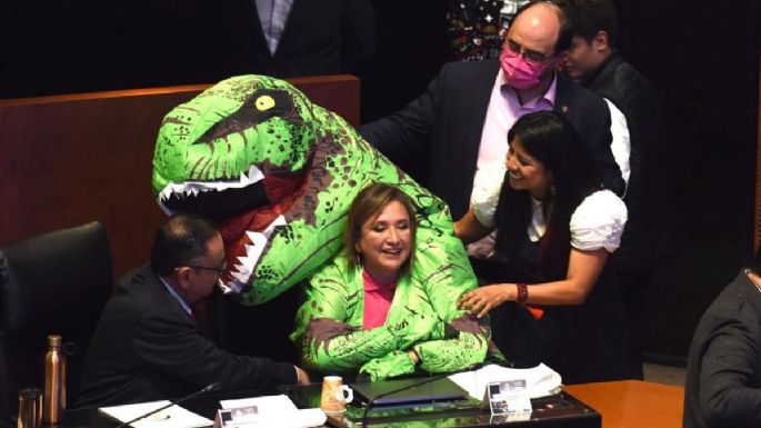 #JurassicPlan: Xóchitl Gálvez llega disfrazada de dinosaurio a la tribuna del Senado (Videos)