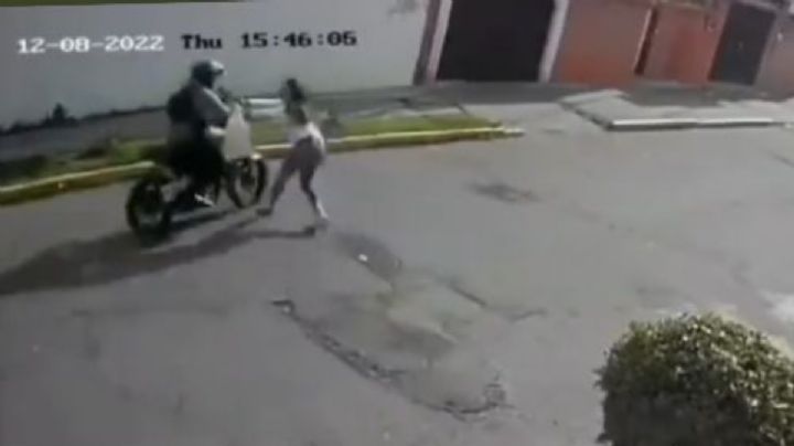 Mujer asaltada intercepta a ladrón y lo taclea con todo y motocicleta (Video)