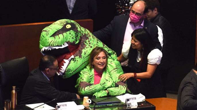 “Es muy cínica”: AMLO sobre Xóchitl Gálvez, quien subió al pleno con una botarga de dinosaurio