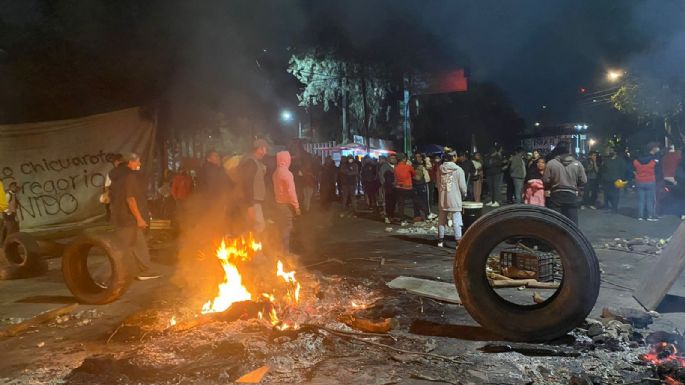 Enfrentamiento entre policías de la CDMX y habitantes de Xochimilco deja 24 heridos (Video)
