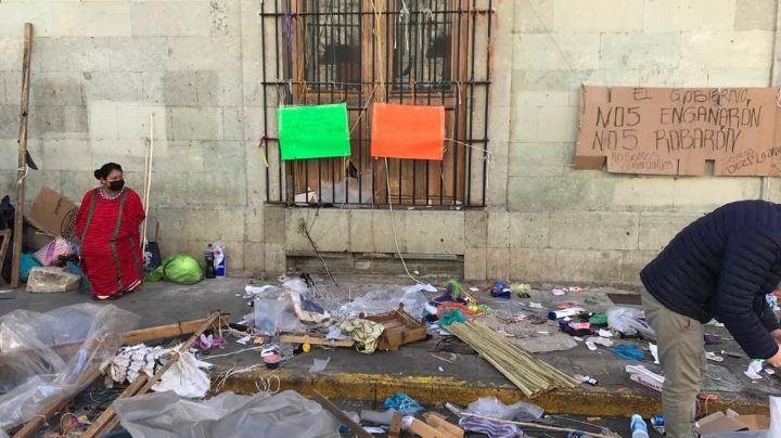 Desalojan a triquis que tenían plantón y locales desde hace 12 años en zócalo de Oaxaca