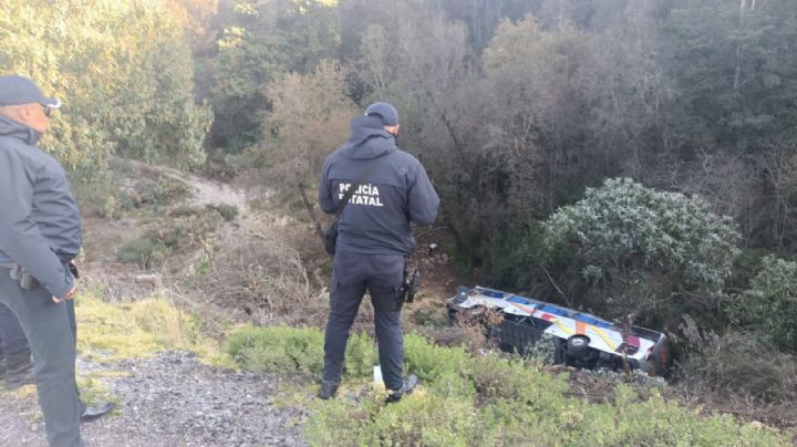 Autobús de pasajeros cae a un barranco en la México-Puebla; muere una mujer