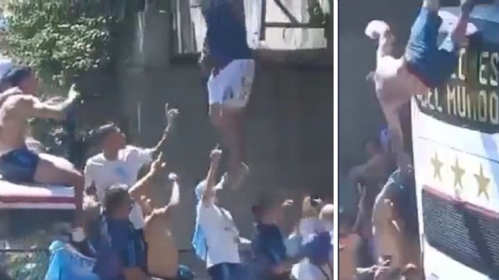 Desde un puente, dos aficionados se lanzan al camión donde iban los jugadores de Argentina (Videos)