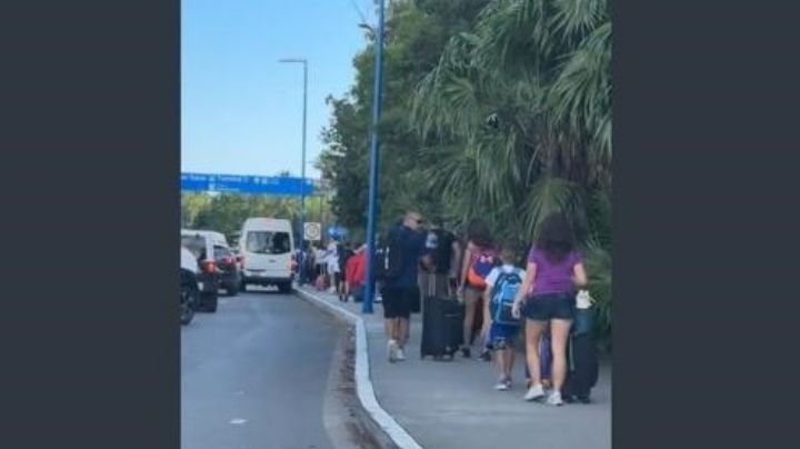 Debido a obras, turistas tienen que llegar caminando al aeropuerto de Cancún