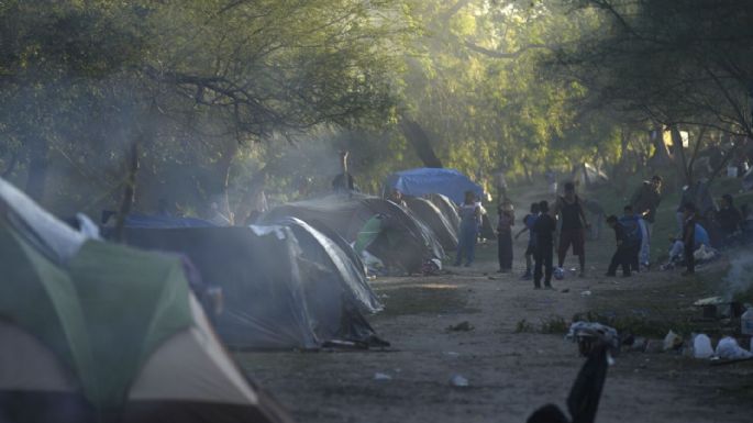 Migrantes esperan entre el frío el fallo sobre del Título 42