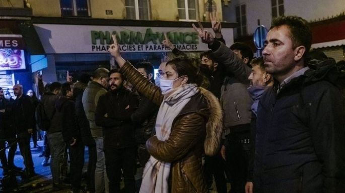 Cientos de personas se manifiestan en París en protesta por el tiroteo en un centro cultural kurdo