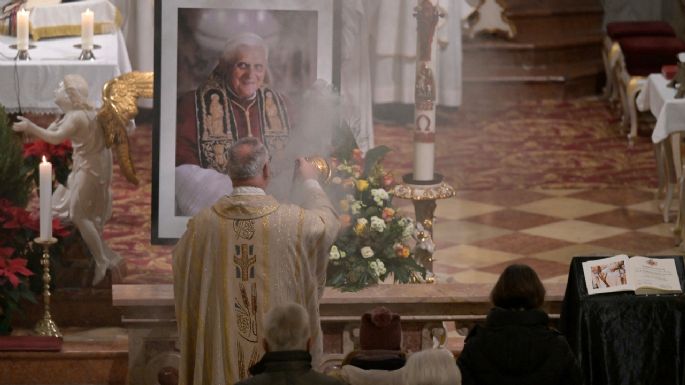 El funeral de Benedicto XVI será una ceremonia inédita: especialista explica el por qué