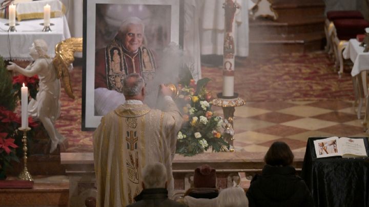 Muerte de Benedicto XVI "ha sido instrumentalizada" por "gente sin ética": Papa Francisco