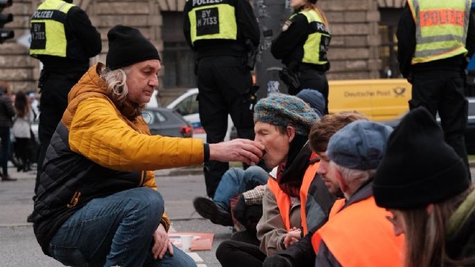 Ecologistas se pegan al asfalto para paralizar el tráfico en Berlín y Múnich (videos)