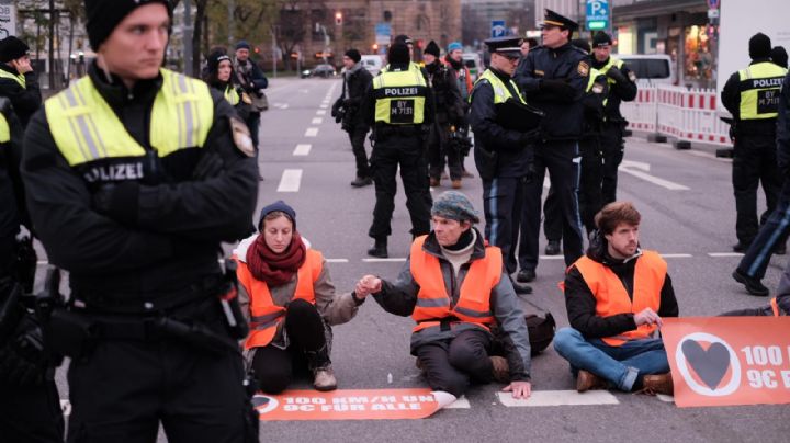 Ecologistas se pegan al asfalto para paralizar el tráfico en Berlín y Múnich (videos)