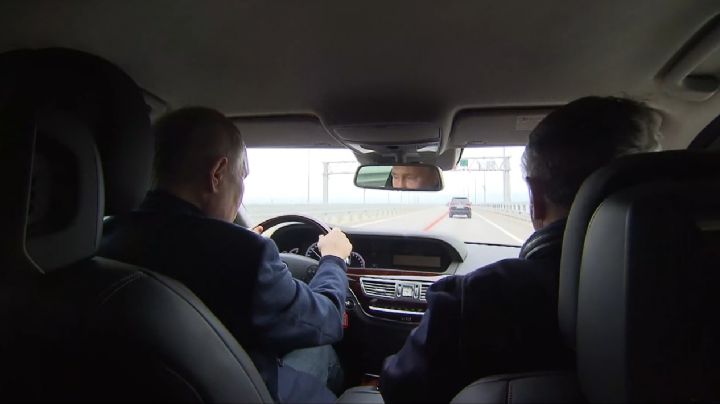 Putin recorre en coche el puente de Crimea en su primera visita a la zona desde la explosión