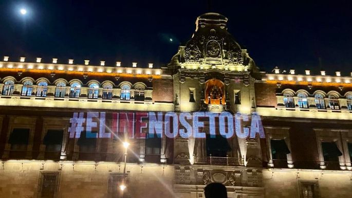Unid@s ilumina Palacio Nacional con la leyenda #ElINENoSeToca