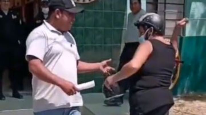 Una mujer recibe a cinturonazos a su hijo al salir de prisión (Video)