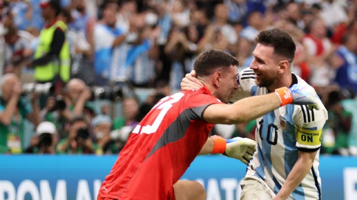 Argentina sufre, pero de la mano de “Dibu” Martínez y Messi avanza a semifinales de Qatar
