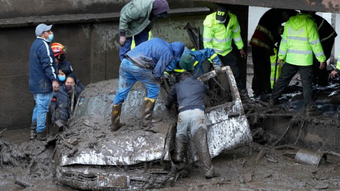 Al menos 18 muertos por una avalancha de lodo provocada por las fuertes tormentas en Quito