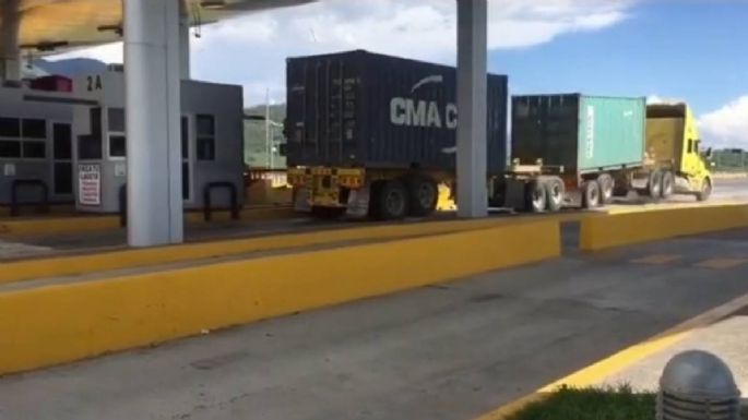 Tráiler intentó burlar el sistema "ponchallantas" y así terminó (Video)