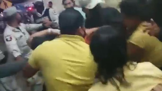 Transportistas del aeropuerto de Cancún se enfrentan a golpes por los pasajeros