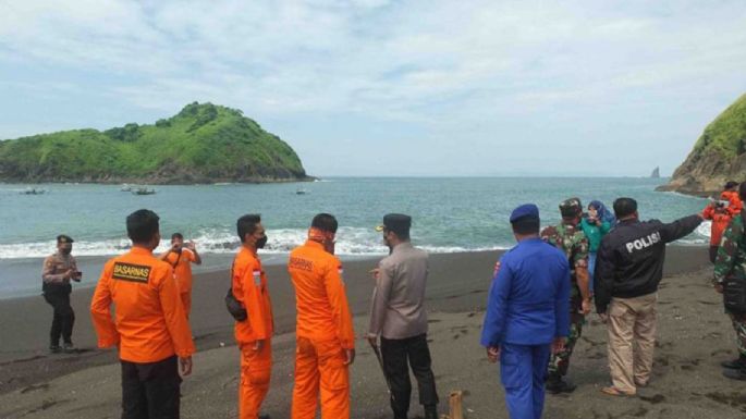 Mueren ahogadas 11 personas mientras preparaban un ritual de meditación en una playa de Indonesia