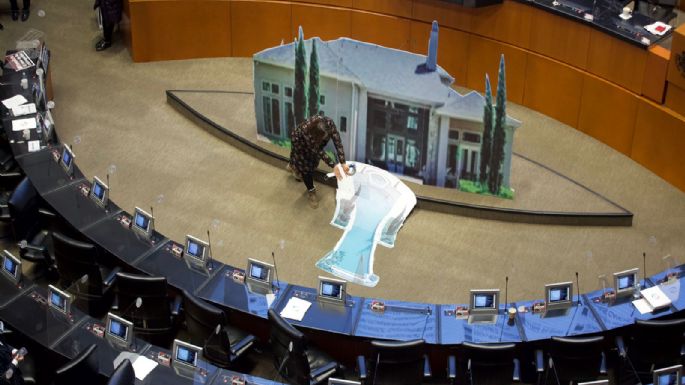 Panistas colocan réplica de la "casa gris" de José Ramón López Beltrán en la tribuna del Senado