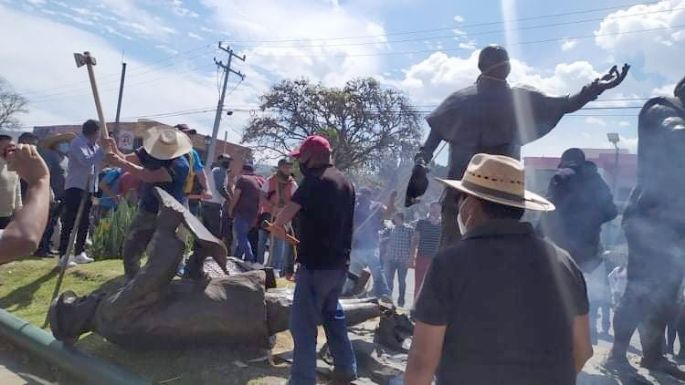 Indígenas derriban la escultura de "Los Constructores” en Morelia