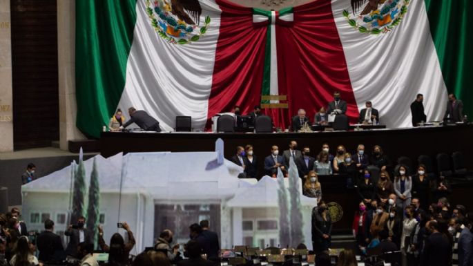 Panistas colocan réplica de la “casa gris” en la Cámara de Diputados