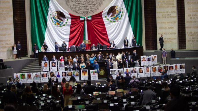 Diputados del PAN llevan a tribuna fotografías de los 30 periodistas asesinados en sexenio de AMLO