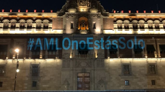 En la fachada del Palacio Nacional proyectan mensaje: "AMLO no estás solo"