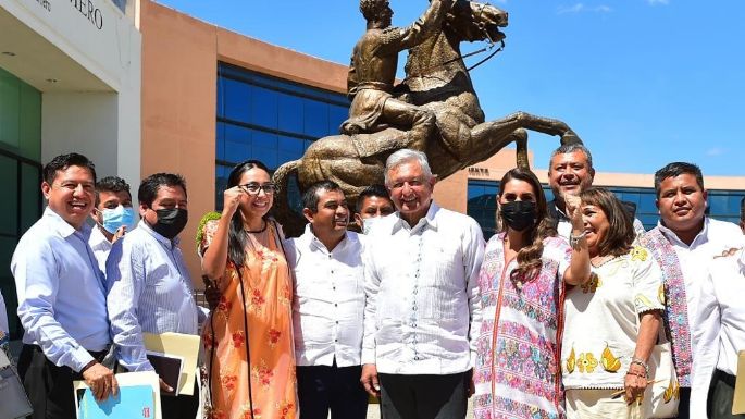 López Obrador reconoce a Lucio Cabañas y Genaro Vázquez en Guerrero