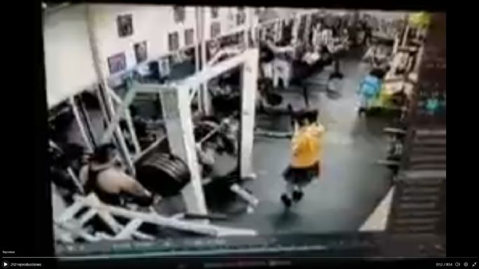 Mujer muere al intentar cargar una barra de 180 kilos en gimnasio de Peralvillo