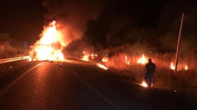 Arden tráiler y camioneta tras chocar de frente; muere un conductor