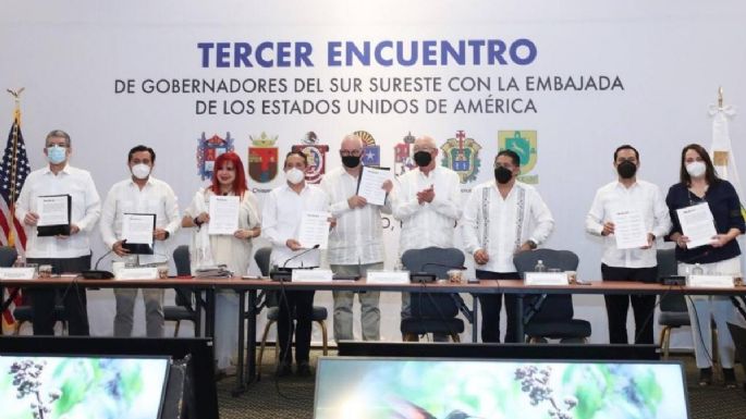 Ken Salazar firma acuerdo en favor del desarrollo sostenible de las selvas de México