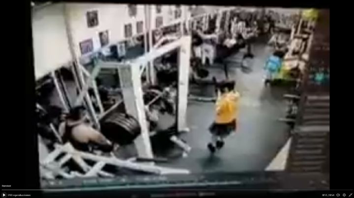 Mujer muere al intentar cargar una barra de 180 kilos en gimnasio de Peralvillo