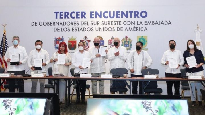 Ken Salazar firma acuerdo en favor del desarrollo sostenible de las selvas de México