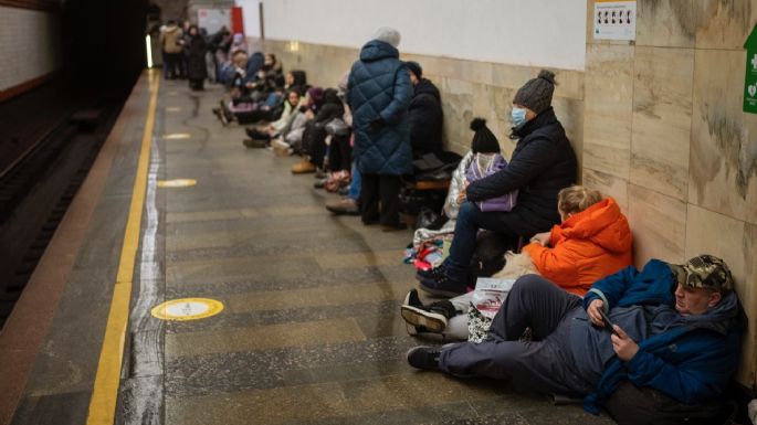 Alcalde de Kiev pide a la población abastecerse de alimentos y agua ante la invasión rusa