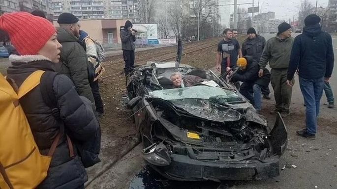 Tanque ruso aplasta el auto de un civil al circular en Obolón, Ucrania (Video)