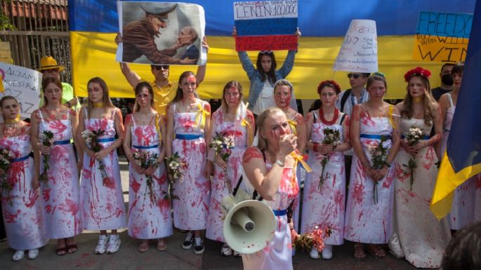 Ucranianos demandan alto al fuego en su país frente a embajada de Rusia en México