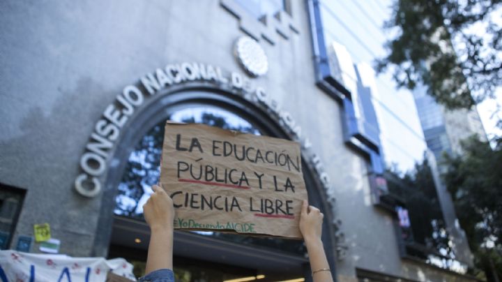 Académicos piden frenar nueva ley del Conacyt presentada por AMLO: es "un retroceso para el país"