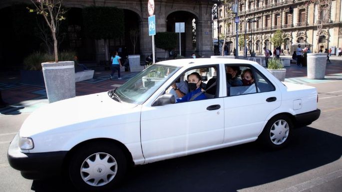 Sheinbaum maneja un Tsuru eléctrico creado por la UNAM en el Zócalo (Video)