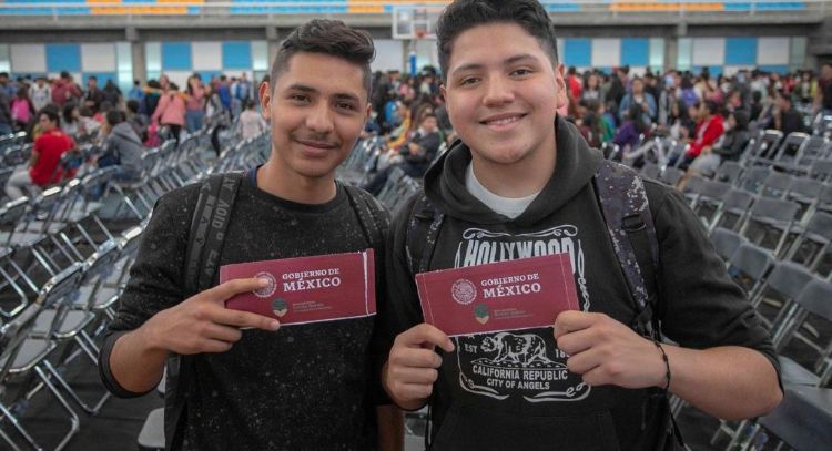 Comisiones infladas y fallas en seguridad asfixian apoyos de las Becas Bienestar