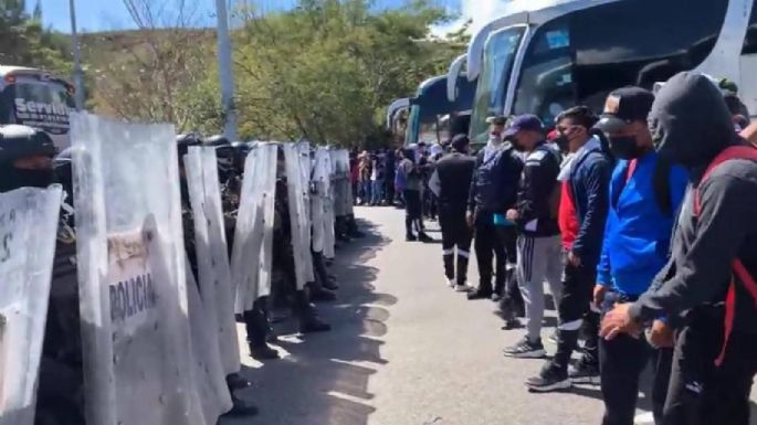 Guardia Nacional impide bloqueo de normalistas de Ayotzinapa y éstos le lanzan un tráiler (Video)