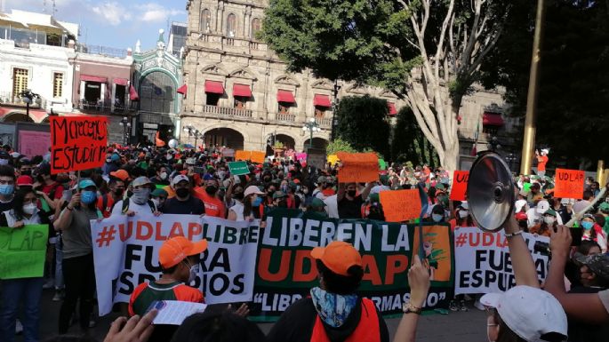 Estudiantes de la UDLAP marchan para exigir a Barbosa que devuelva el campus