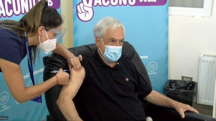 El presidente de Chile recibe la cuarta dosis de la vacuna contra covid-19