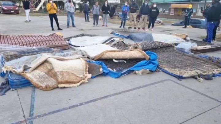 Damnificados de Tula queman colchones donados; tenían sangre y orina