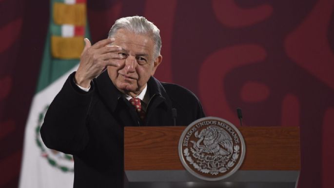 AMLO pide a Loret que revele cuánto gana y quién le paga, tras criticarlo por reportaje de su hijo