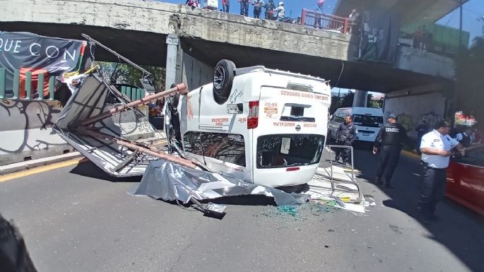 Combi cae desde un puente vehicular en Tlalnepantla; cierran carriles centrales de Periférico